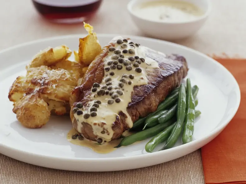 Steak mit Pfeffersoße, Bratkartoffeln und Bohnen