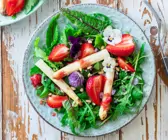 Spargelsalat mit Erdbeeren