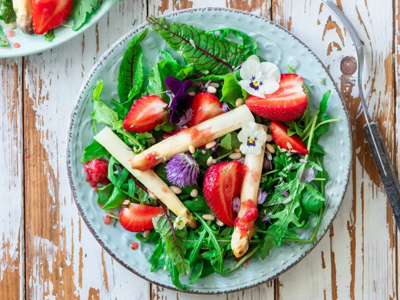 Spargelsalat mit Erdbeeren