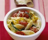Pasta mit Spargel und Tomaten in weißer Schale