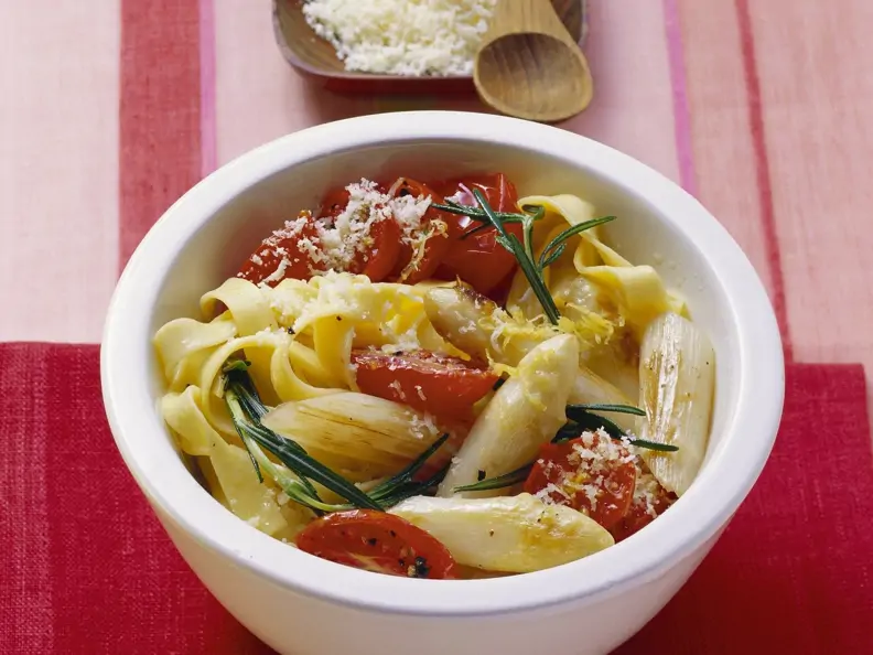 Pasta mit Spargel und Tomaten in weißer Schale