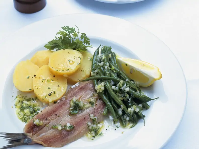 Matjeshering mit Bohnensalat und Kartoffeln