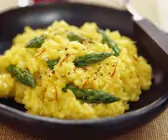 Risotto milanese mit grünem Spargel
