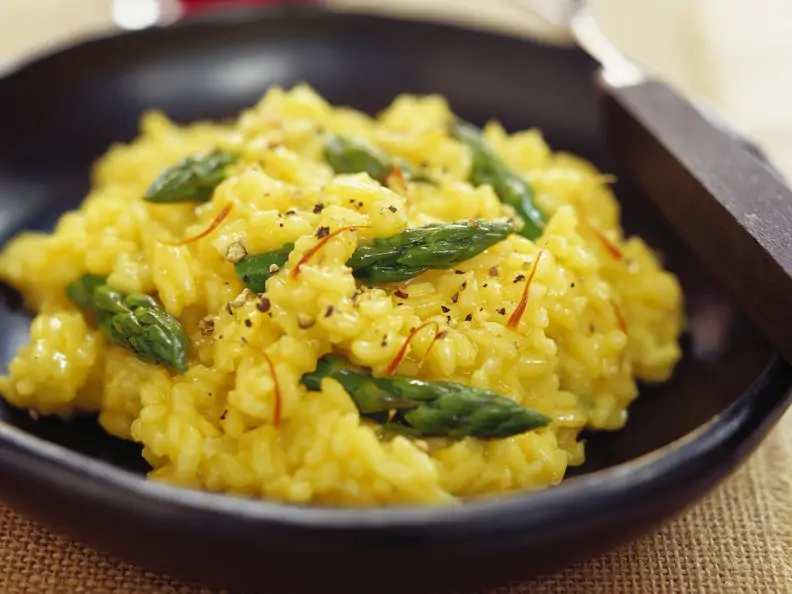 Risotto milanese mit grünem Spargel