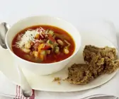 Minestrone mit Vollkornsemmel