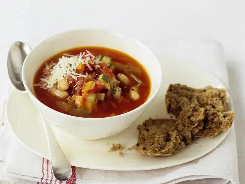 Minestrone mit Vollkornsemmel