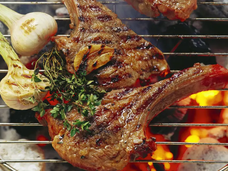 Gegrillte Lammchops mit Buttermilch-Tandoori-Marinade