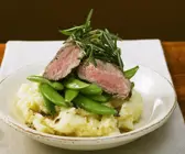 Hüftsteak mit Kaiserschoten und Püree