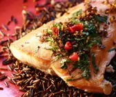 Gebratenes Lachsfilet auf Wildreis