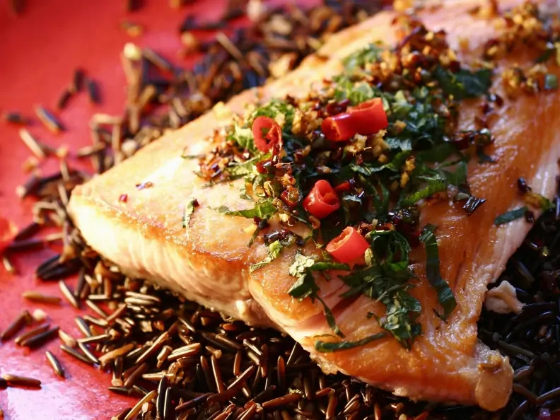 Gebratenes Lachsfilet auf Wildreis