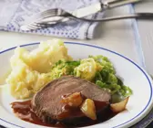 Rinderbraten mit Schalottensoße, Püree und Wirsinggemüse