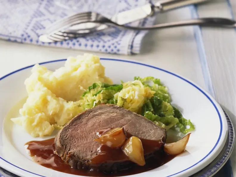 Rinderbraten mit Schalottensoße, Püree und Wirsinggemüse