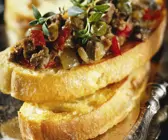 Crostini mit Hühnerleber und Kapern