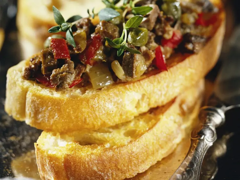 Crostini mit Hühnerleber und Kapern