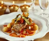 Karpfenfilet mit Paprikaschaum und Kartoffelkroketten