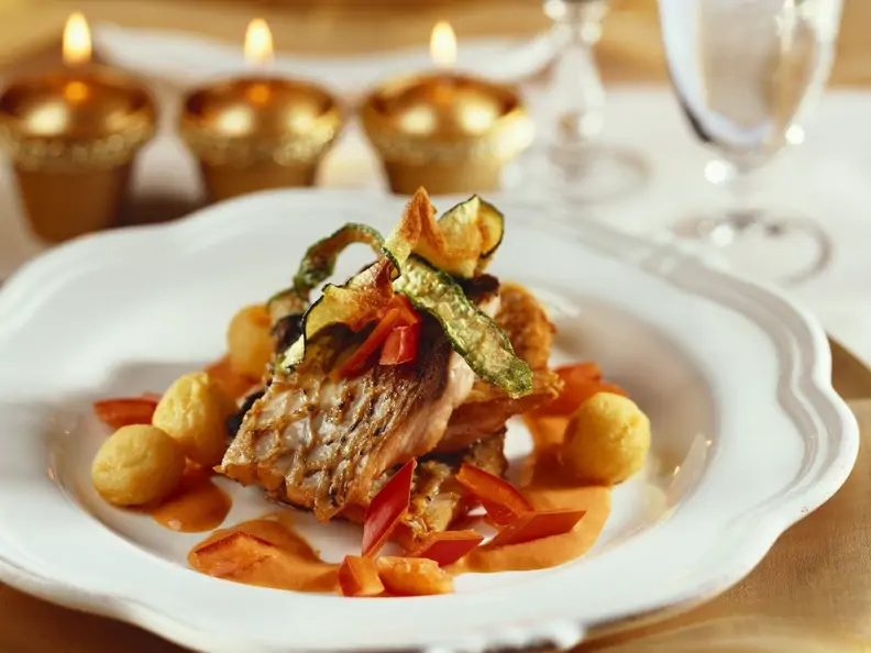 Karpfenfilet mit Paprikaschaum und Kartoffelkroketten