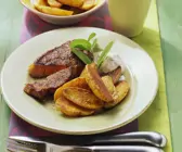 Gebratenes Steak mit Ofenkartoffeln und Quark