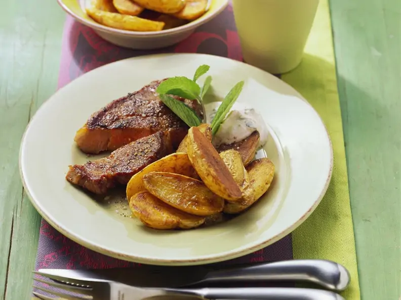 Gebratenes Steak mit Ofenkartoffeln und Quark