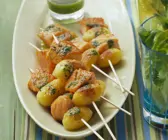 Kartoffelspieße mit Lachs dazu Rucolapesto