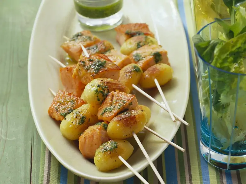 Kartoffelspieße mit Lachs dazu Rucolapesto