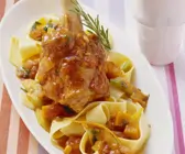 Lammhaxe mit Gemüsesoße