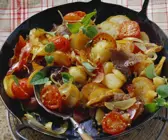 Bratkaroffeln mit Fleisch und Zwiebeln (Tiroler Gröstl)