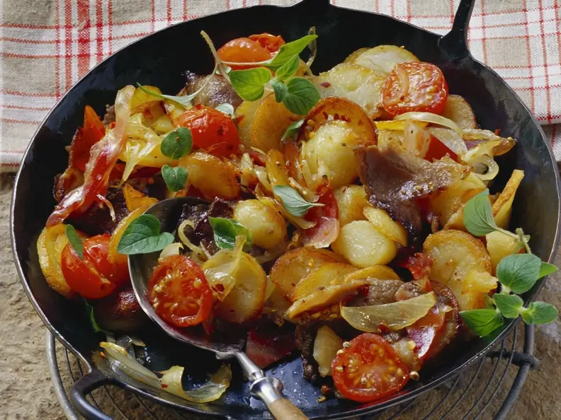 Bratkaroffeln mit Fleisch und Zwiebeln (Tiroler Gröstl)