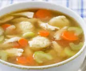 Hühnerbrühe mit Gemüse und Nockerl