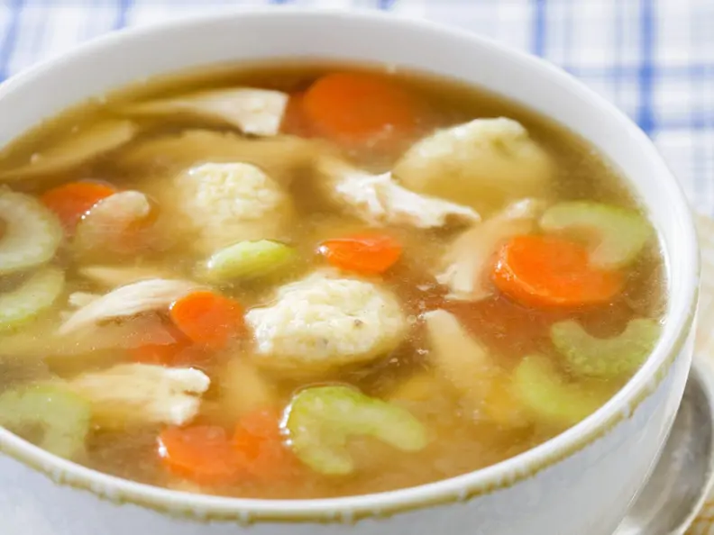 Hühnerbrühe mit Gemüse und Nockerl