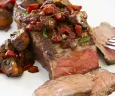 Rindersteak mit würziger Tomatensoße