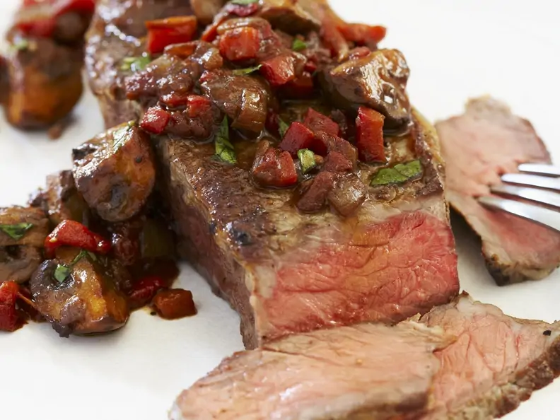 Rindersteak mit würziger Tomatensoße