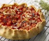 Tarte mit Zwiebeln und Tomate
