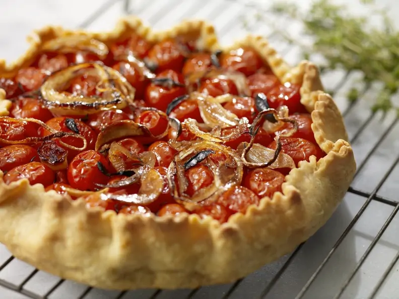 Tarte mit Zwiebeln und Tomate