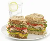 Körnerbrot-Sandwich mit Putenaufschnitt