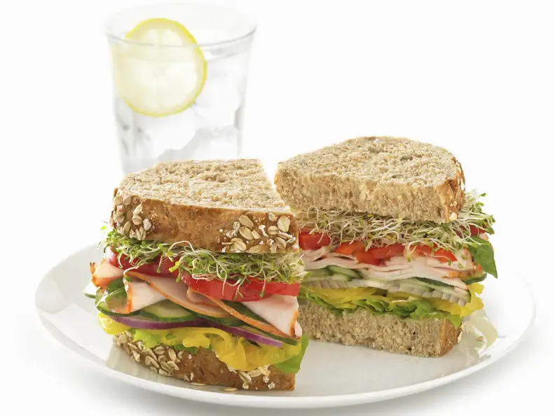 Körnerbrot-Sandwich mit Putenaufschnitt