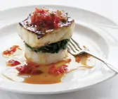 Loup de mer mit Spinat und Paprikasoße