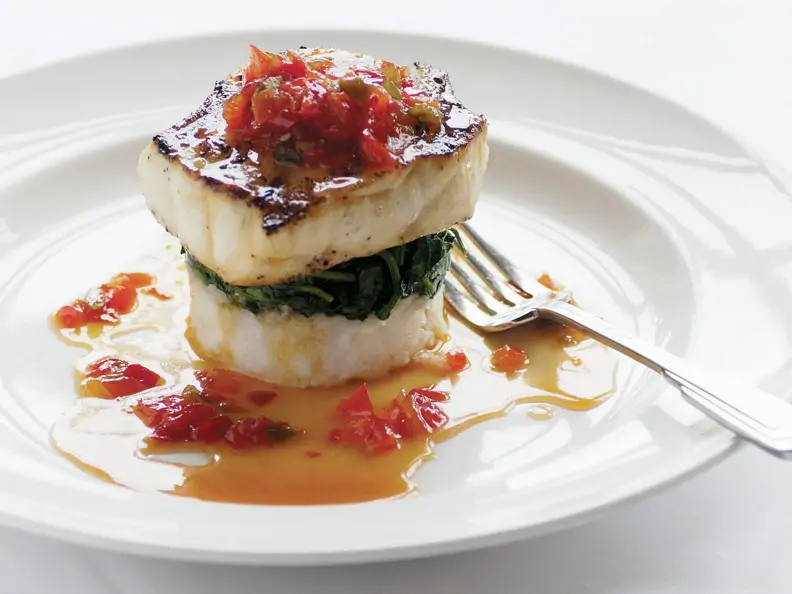 Loup de mer mit Spinat und Paprikasoße
