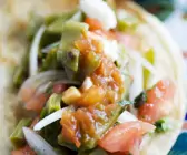 Vegetarischer Taco mit scharfem Dip