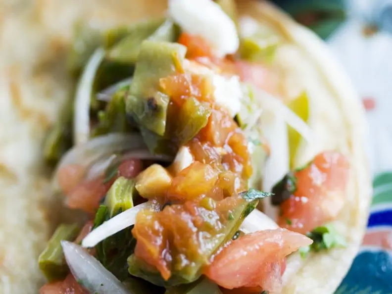 Vegetarischer Taco mit scharfem Dip