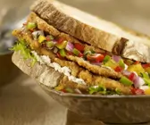Sandwich mit Hähnchen und Gemüsesalsa