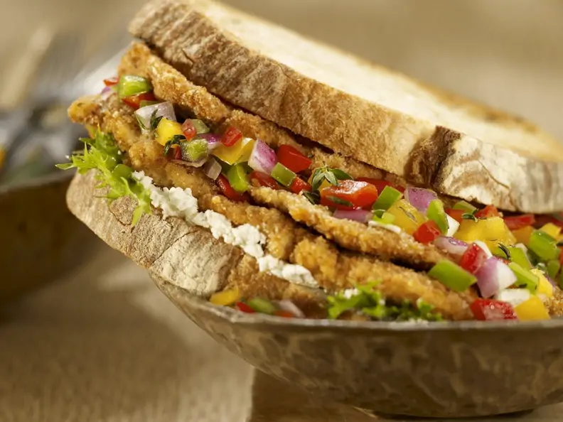 Sandwich mit Hähnchen und Gemüsesalsa