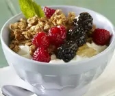 Müsli mit Knusperflocken, Beeren und Honig