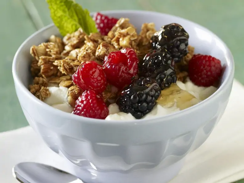 Müsli mit Knusperflocken, Beeren und Honig