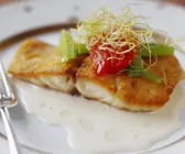 Gebratenes Fischfilet mit sahniger Soße