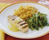 Fisch vom Grill mit grünen Bohnen und Reis