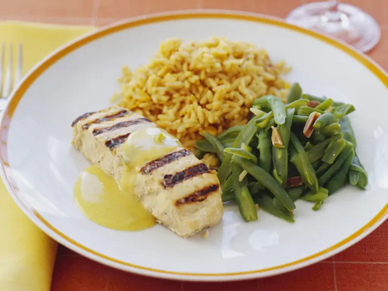 Fisch vom Grill mit grünen Bohnen und Reis