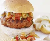 Hamburger mit Putenpatty, Gemüse und Kartoffeln