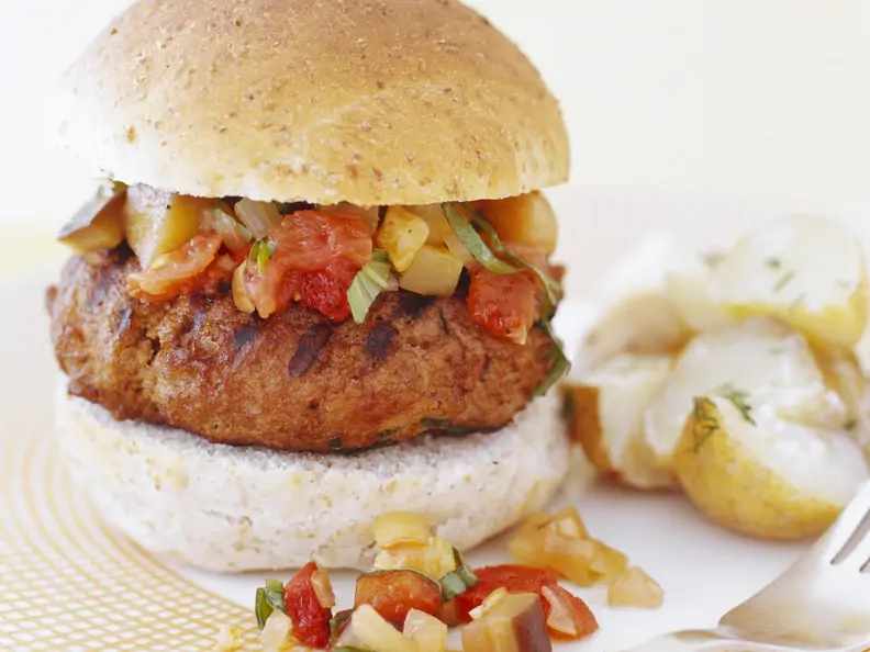 Hamburger mit Putenpatty, Gemüse und Kartoffeln