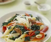 Pasta mit Würstchen, Strunkkohl, Paprika und Käse