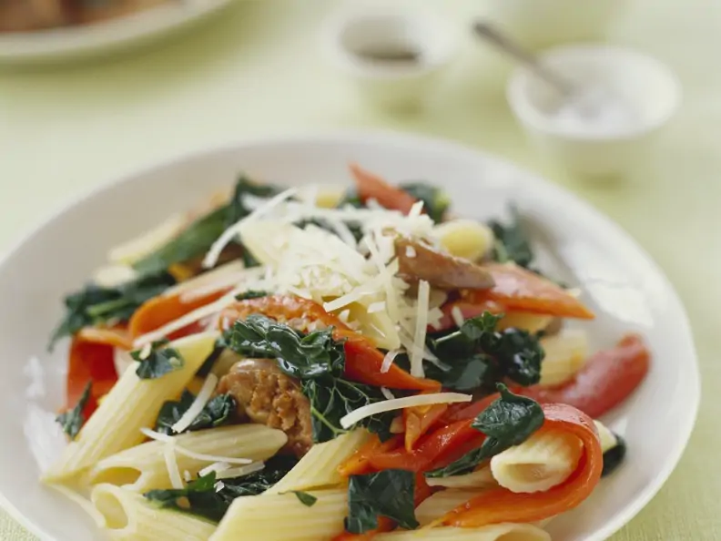 Pasta mit Würstchen, Strunkkohl, Paprika und Käse
